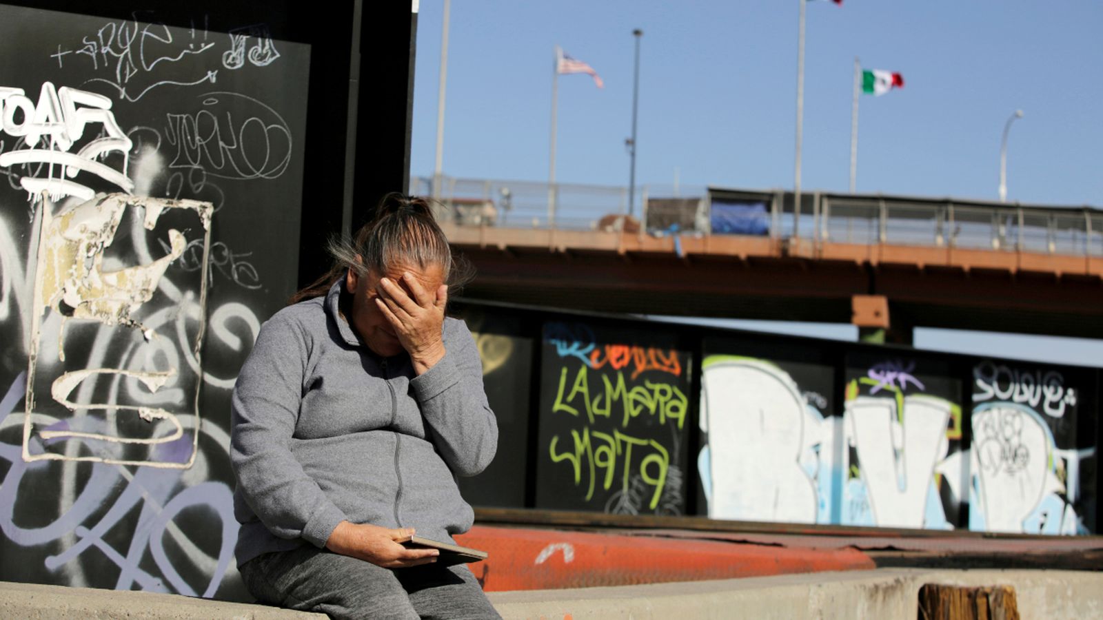 María Guadalupe seu prop de la tanca fronterera entre Mèxic i els Estats Units, on van afusellar el seu fill
