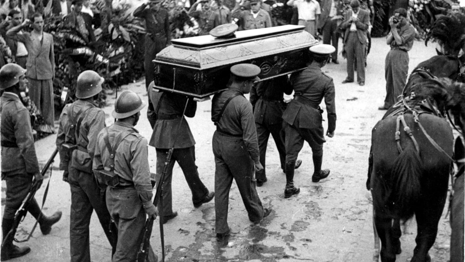 Funeral del general hongarés Lukács, de les Brigades Internacionals, a València. 16 de juny de 1937. Davant del fèretre podem veure el fotògraf Robert Capa.