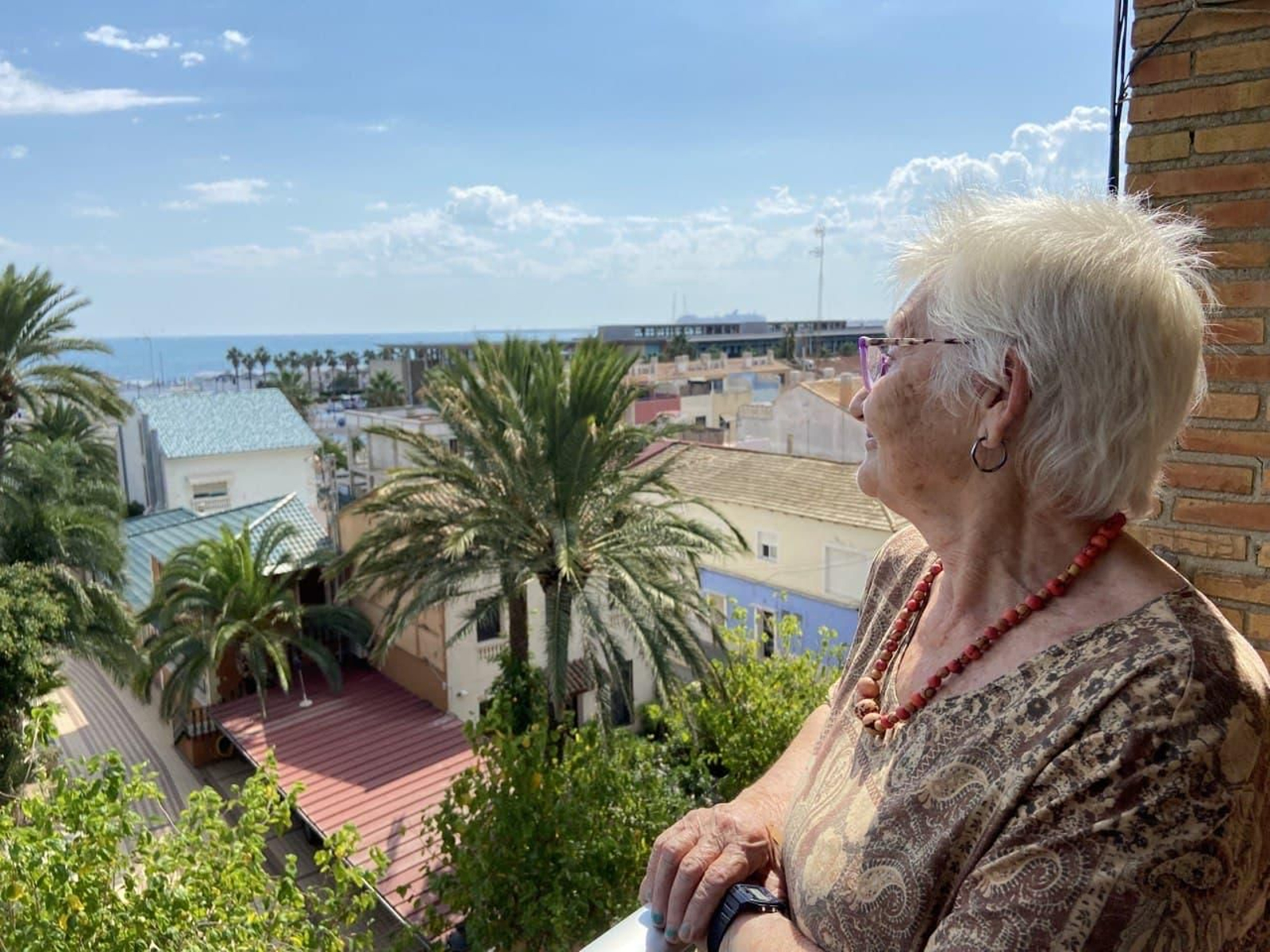 Llum Castelló Soler, la filla de Pilar, la recorda davant de la platja de la Malva-rosa, a on passaren juntes els últims anys de la seua vida 