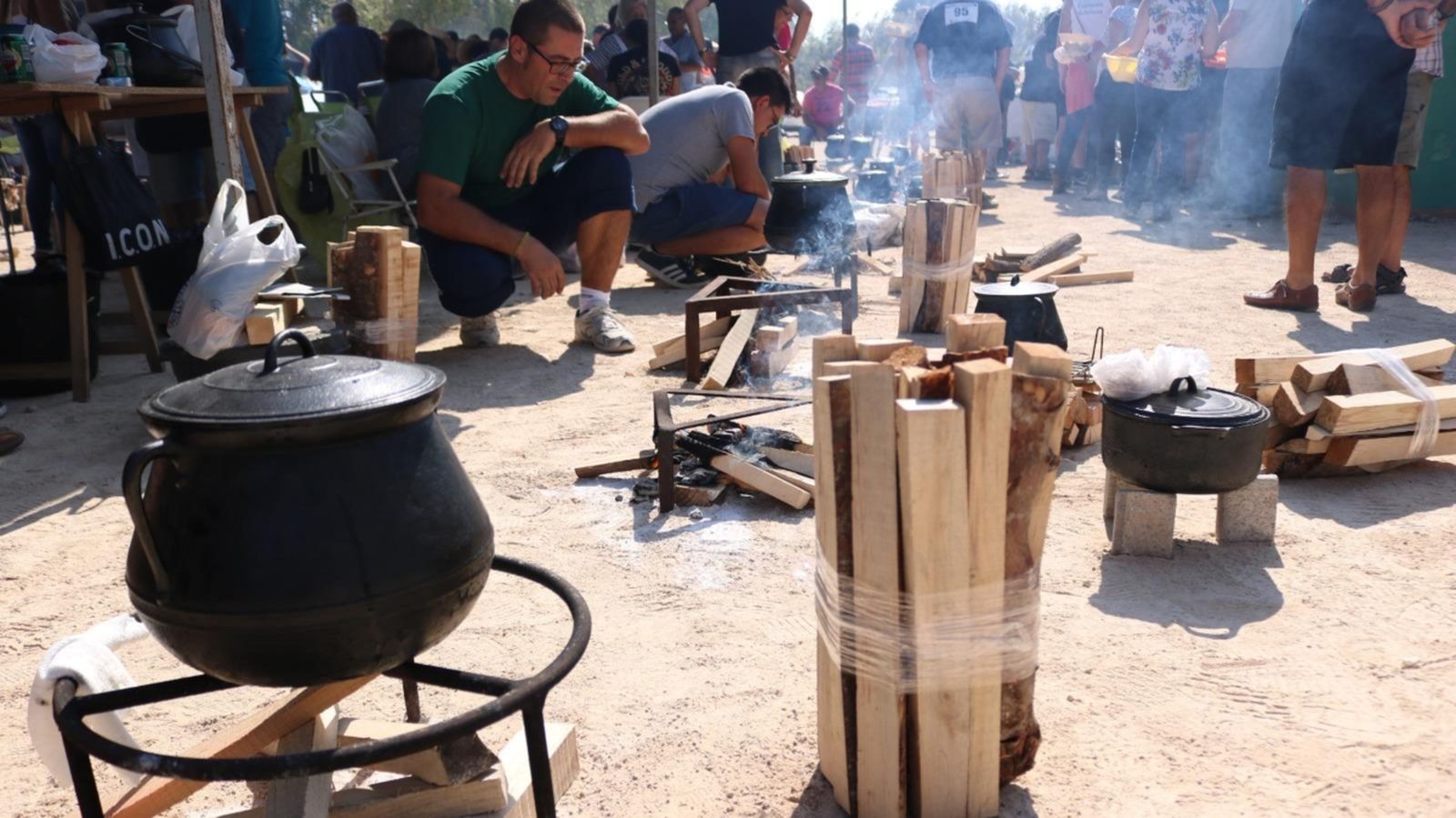 150 persones han participat en la tradicional competició i han guisat el plat més conegut de l'Albufera.
