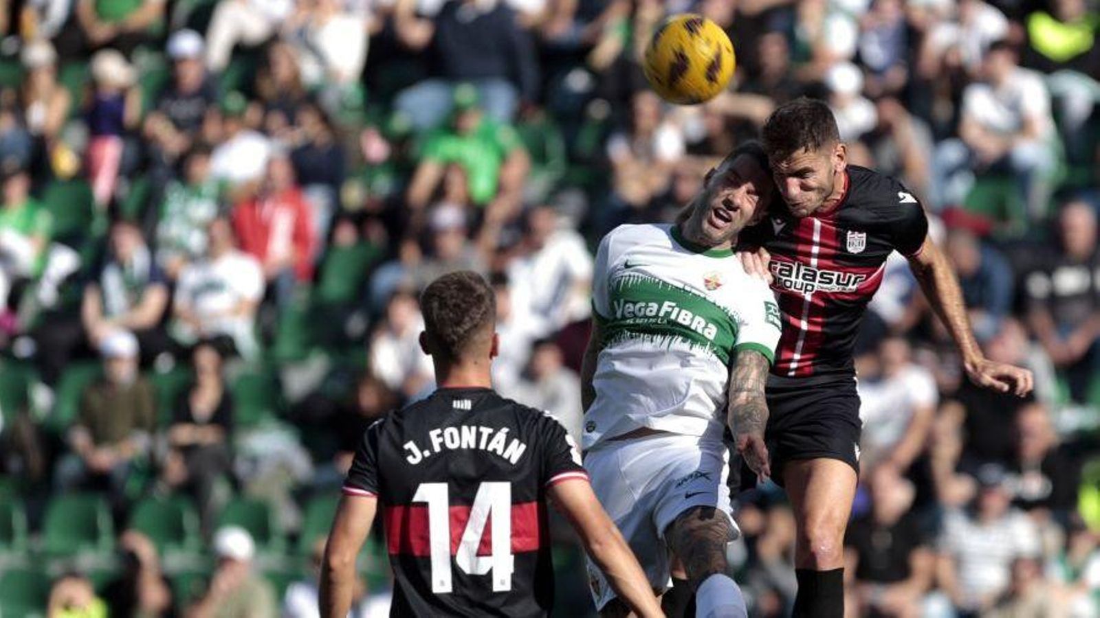 Tete Morente, en una acció del partit Tete Morente, en una acció del partit
