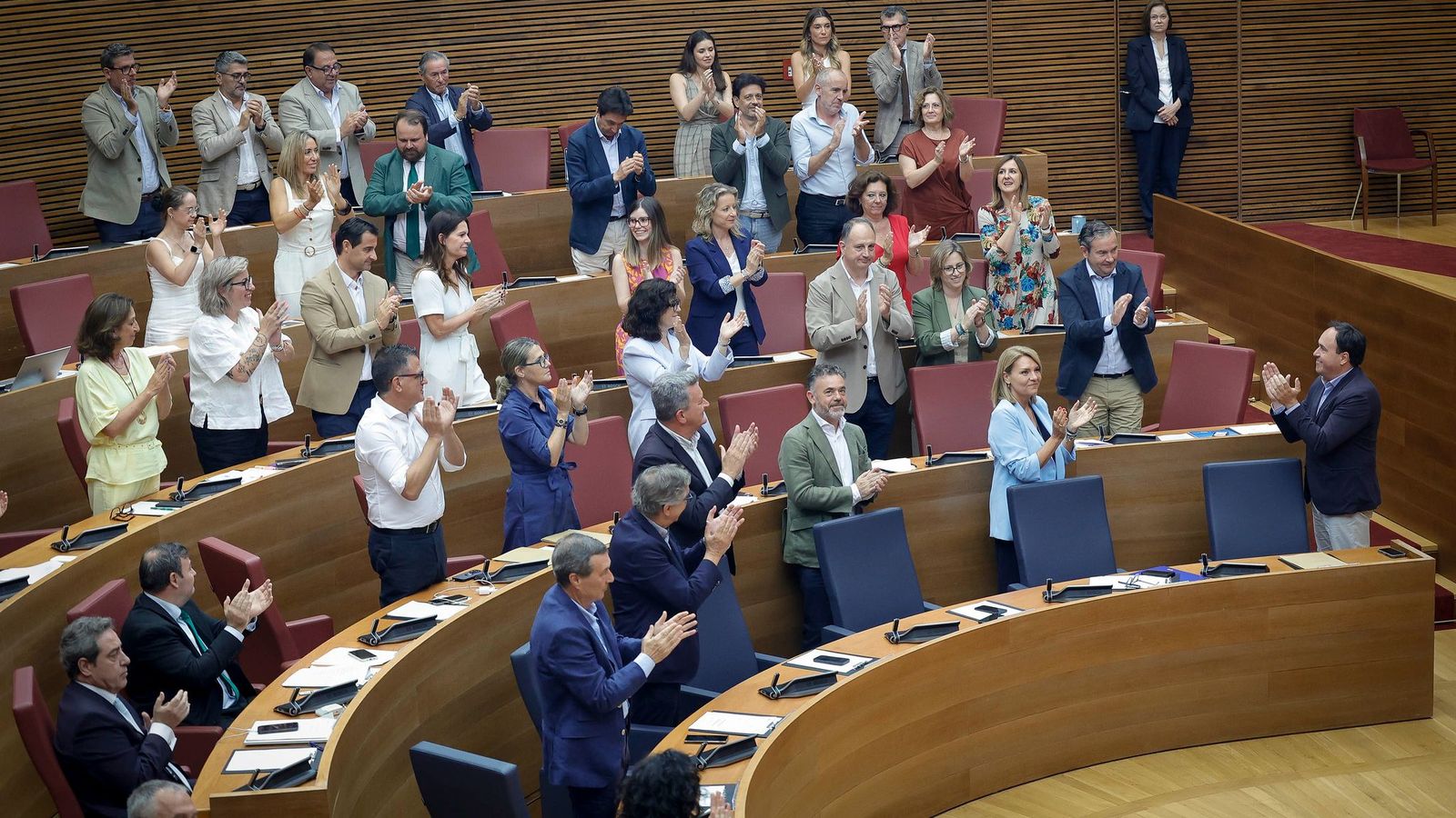 Els diputats del PP aplaudixen en aprovar-se els pressuposts, mentre que els de Vox, a la dreta, s'han unit a l'aplaudiment seguts