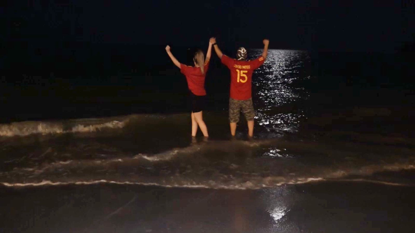 Una parella celebra la Nit de Sant Joan a Calp, un dels pocs municipis que ha mantingut obertes les platges