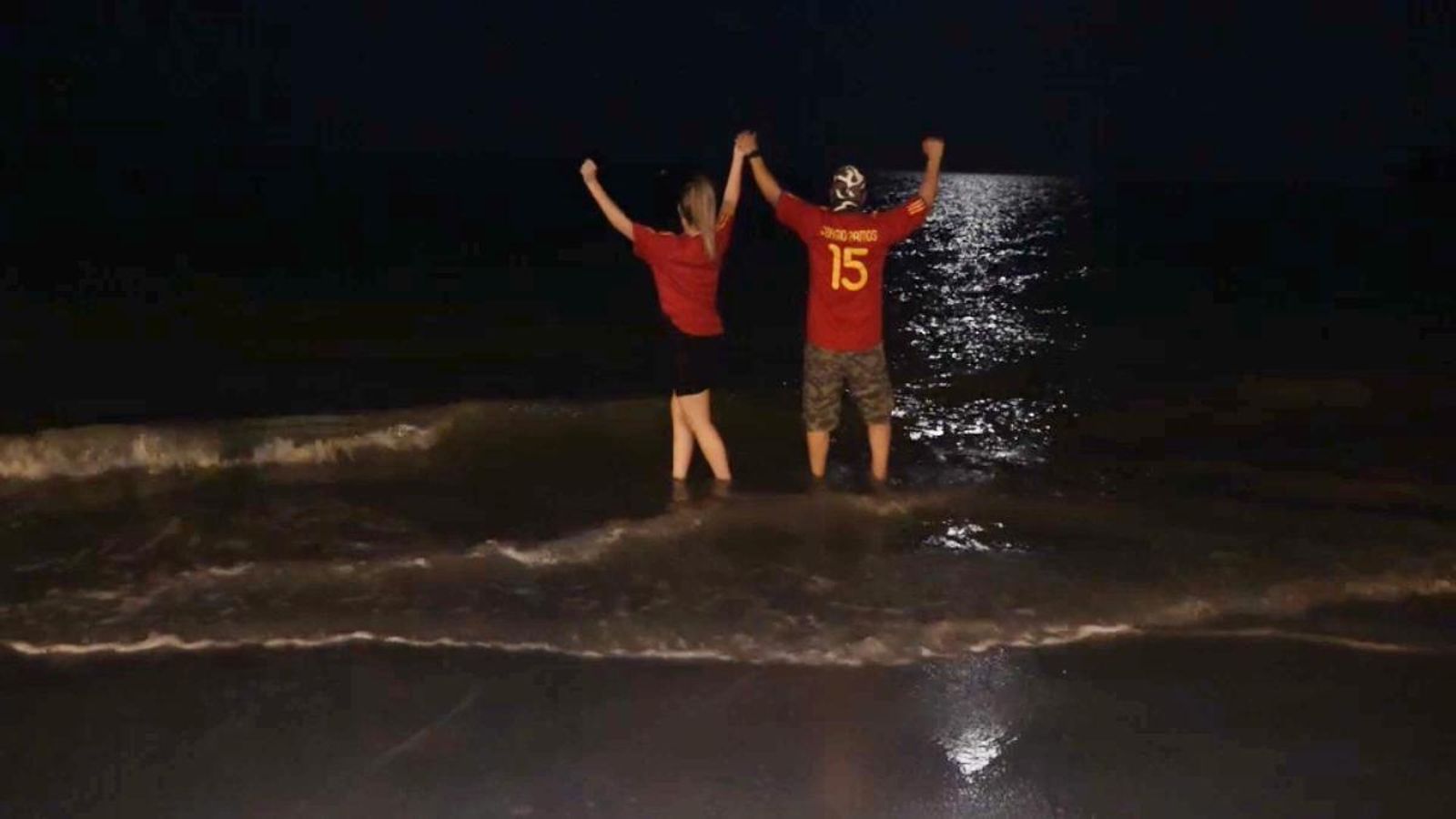 Una parella celebra la Nit de Sant Joan a Calp, un dels pocs municipis que ha mantingut obertes les platges