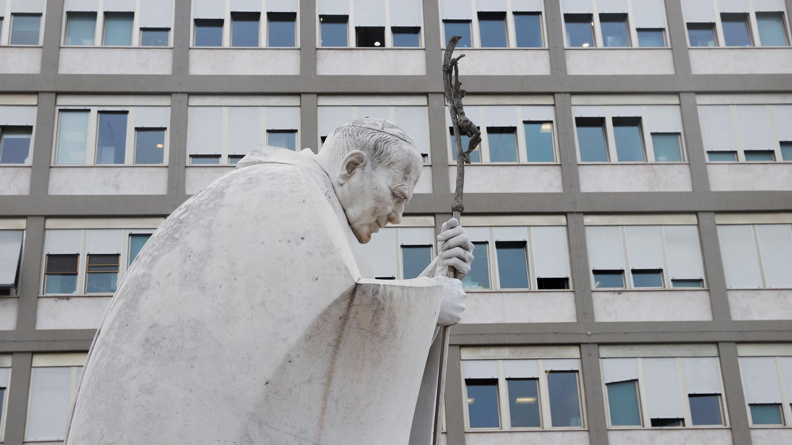 Estatua de Joan Pau II davant de l'hospital on està ingressat Francesc I