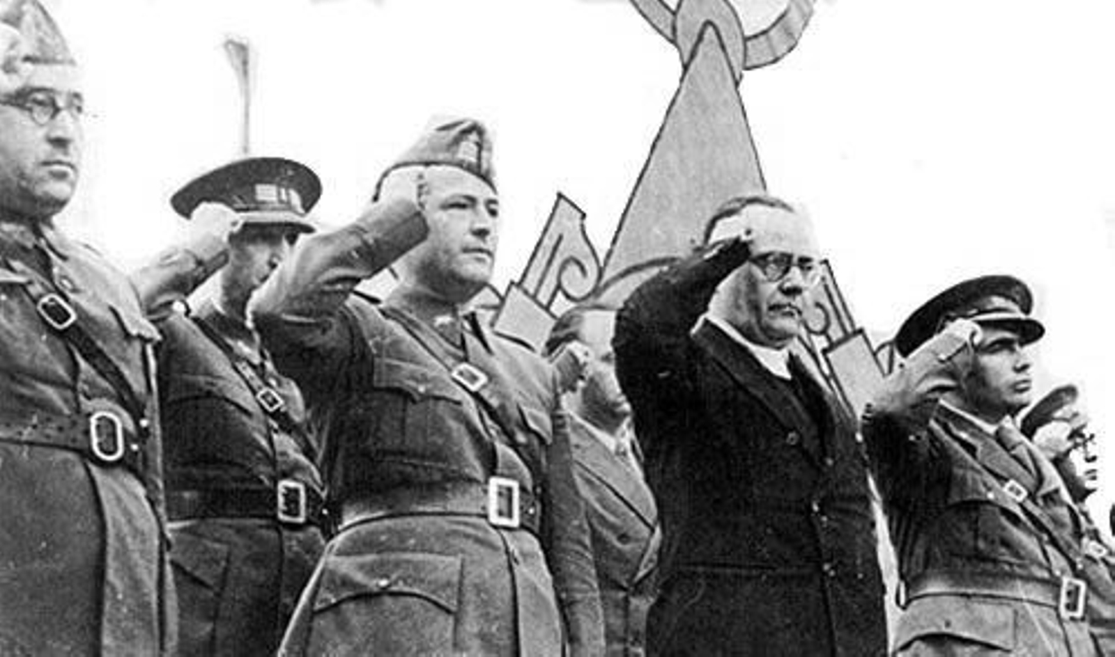 D'esquerra a dreta, Vicente Rojo, general en cap de l'Estat Major Central; al seu costat, el coronel Modesto; el president del Consell de Ministres, doctor Negrín, vestit de civil, i el tinent coronel Enrique Líster, que saluden les tropes republicanes en la desfilada militar després de la presa de Terol al desembre de 1937