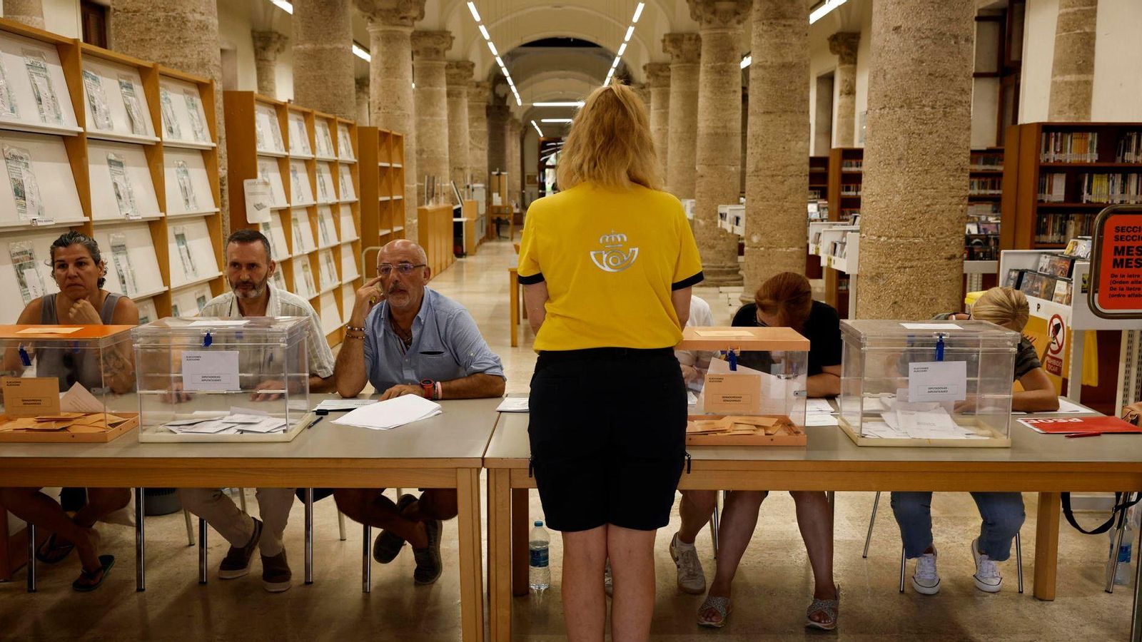 Una cartera entrega els vots per correu en un col·legi electoral de la ciutat de València