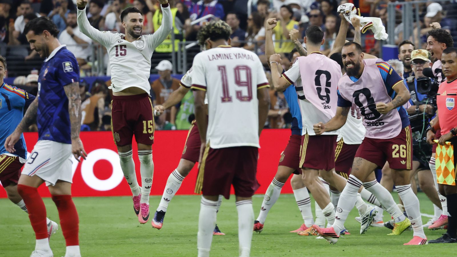 Els jugadors de la selecció espanyola celebren el triomf contra la selecció francesa