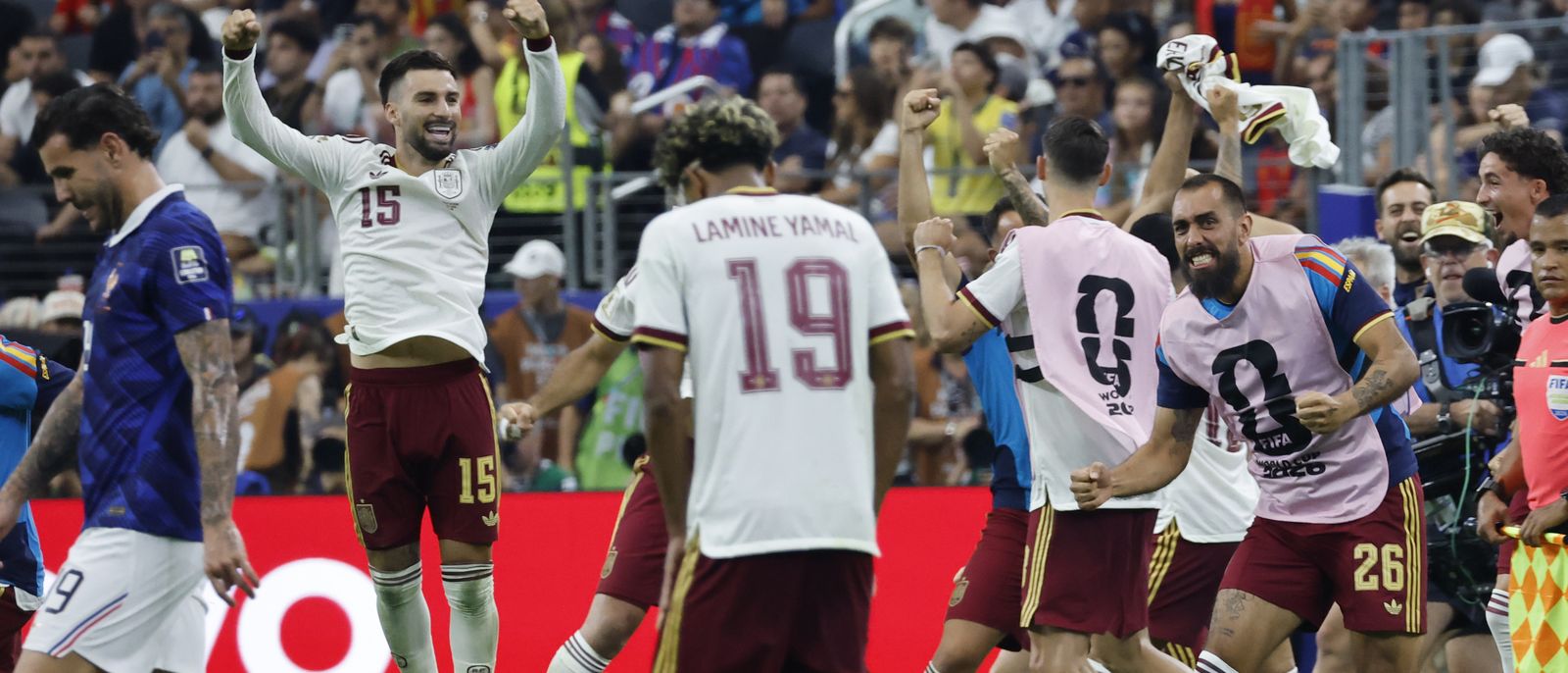 Els jugadors de la selecció espanyola celebren el triomf contra la selecció francesa