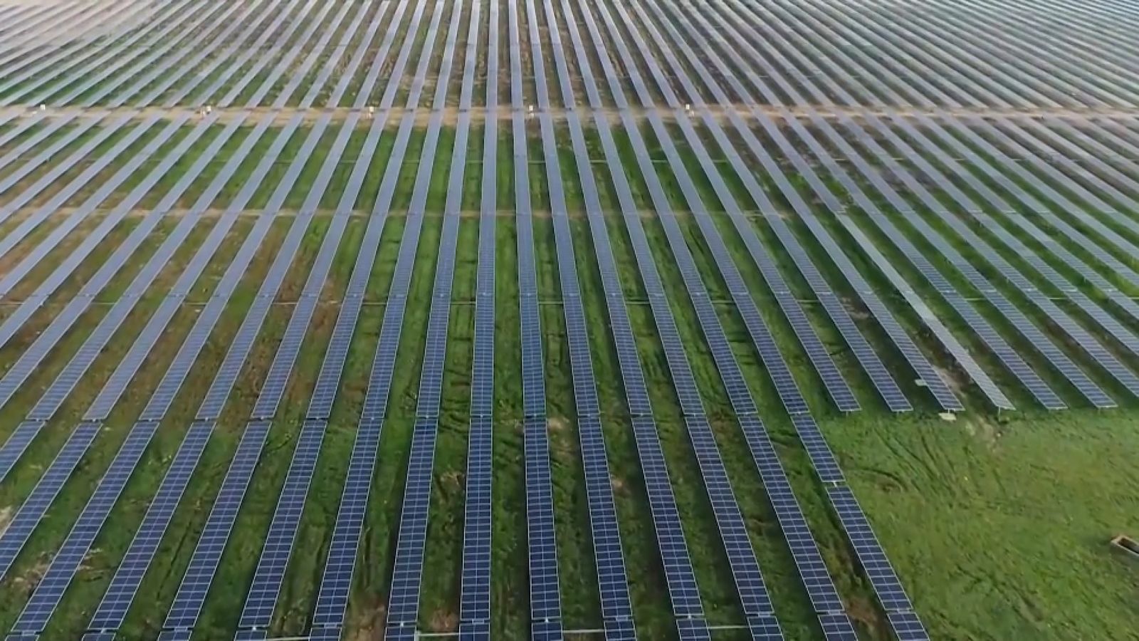 Imatge aèria d'una planta fotovoltaica