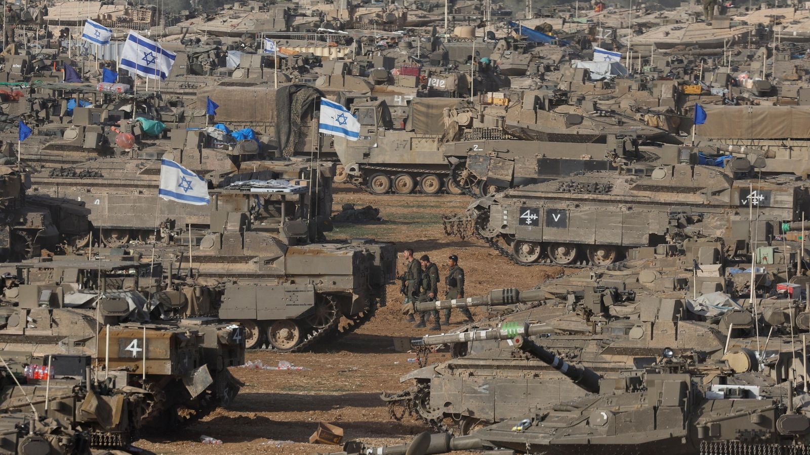 Tancs israelians en la frontera sud d'Israel amb la Franja de Gaza