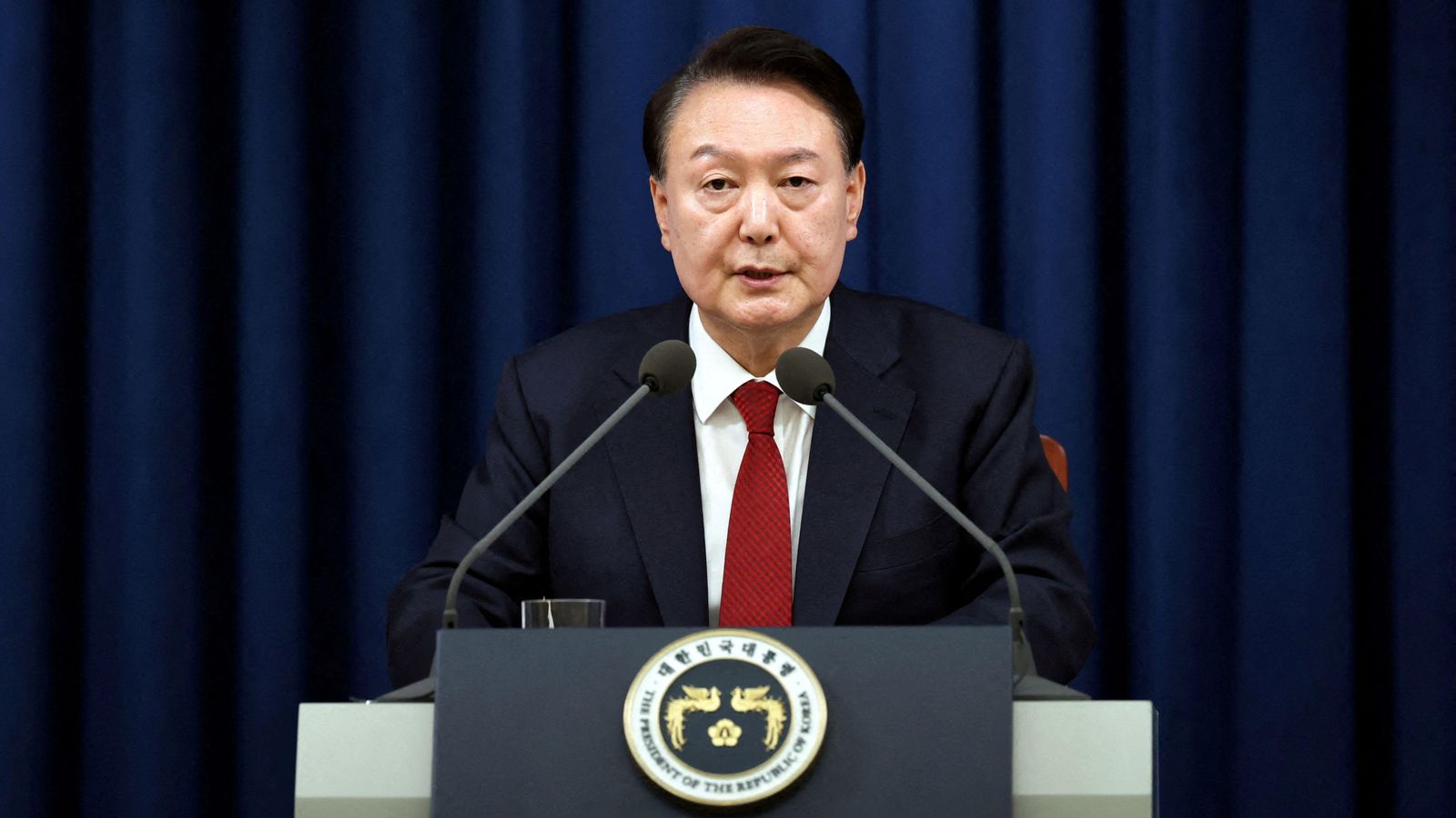 Moment en què Yoon Suk-yeol declara la llei Marcial