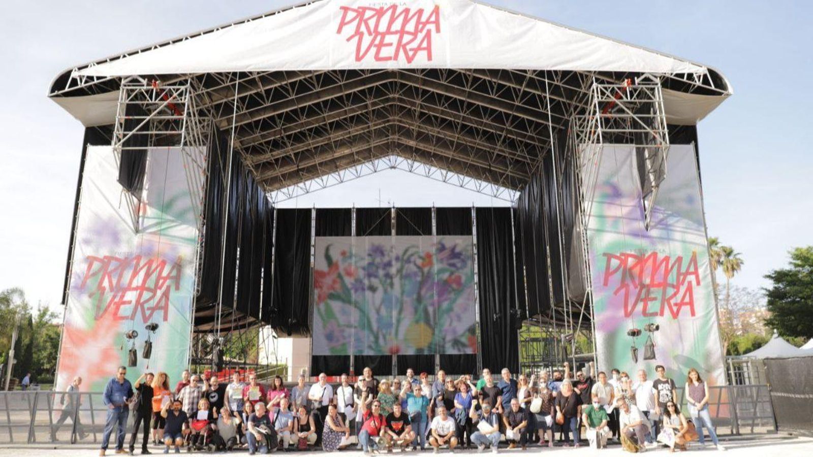 Part de la militància de Podem posa davant de l'escenari principal de la Festa de la Primavera