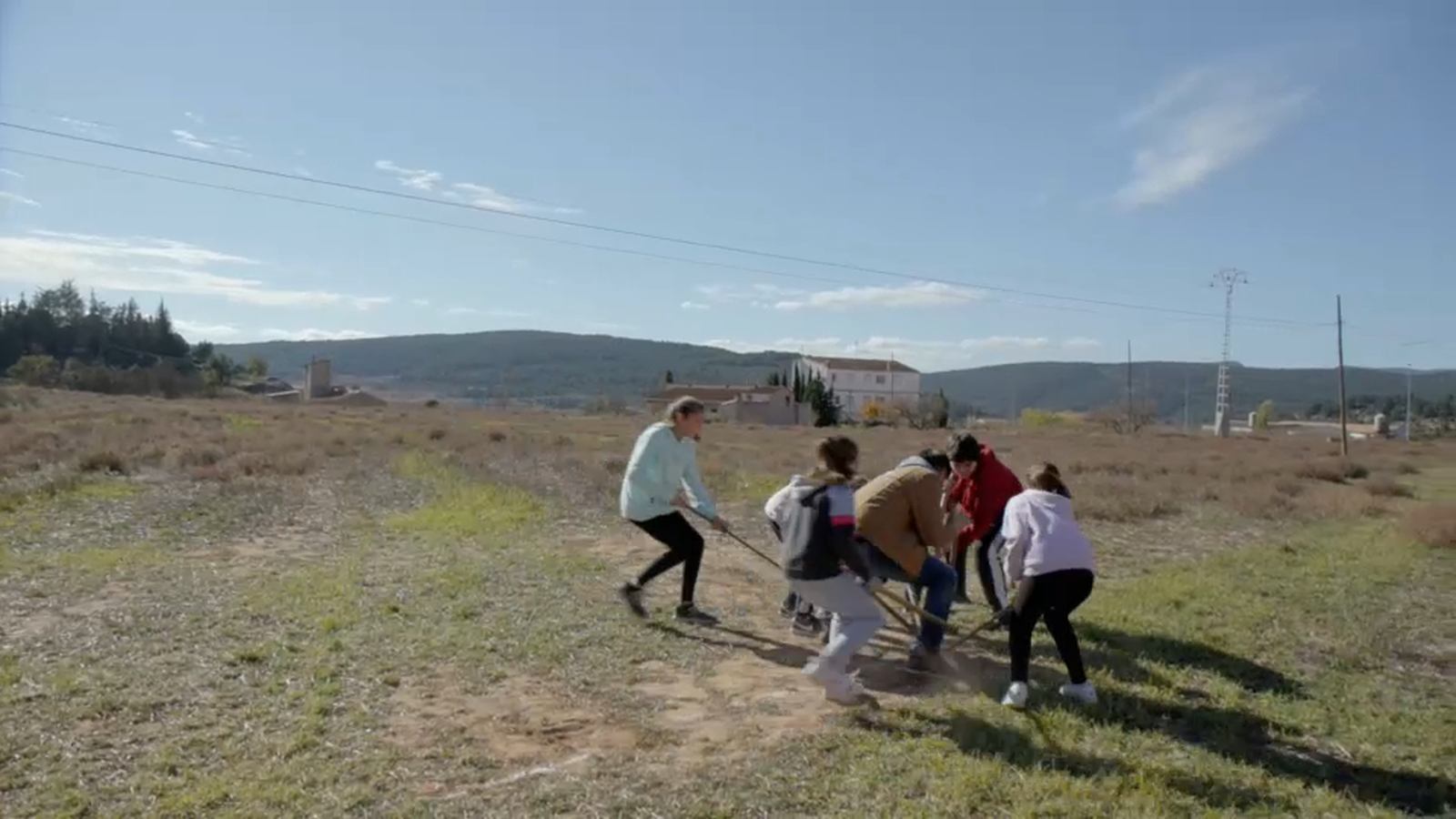 Tots els jugadors, excepte el que ha llançat la tonya, piquen a terra mentre criden "pica, pica, pica"