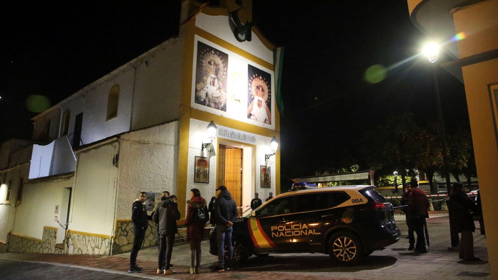 Diverses persones es concentren darrere del cordó policial establert davant de l'església de Sant Isidre, un dels dos temples que va atacar el presumpte terrorista