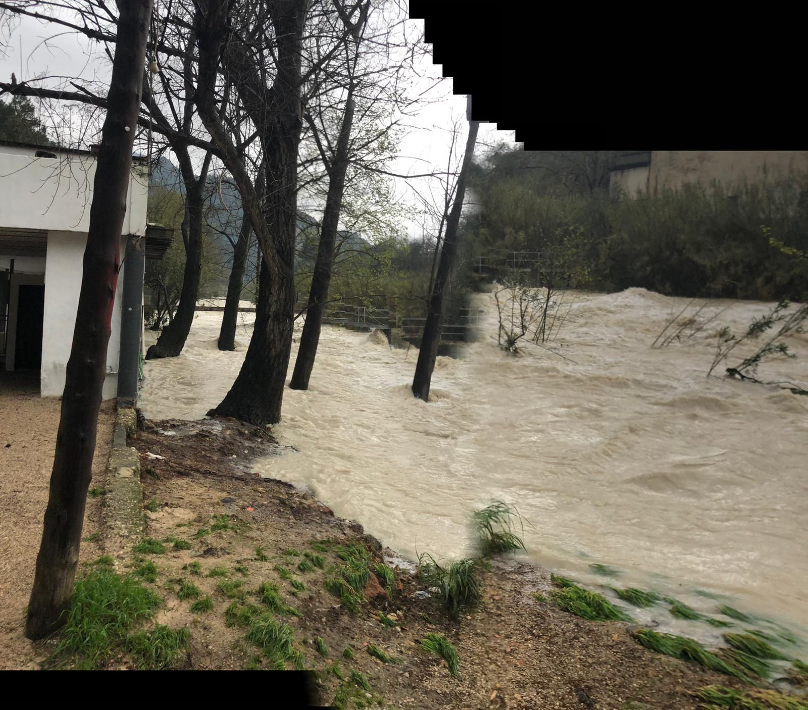 Crescuda el riu Serpis al seu pas per Vilallonga