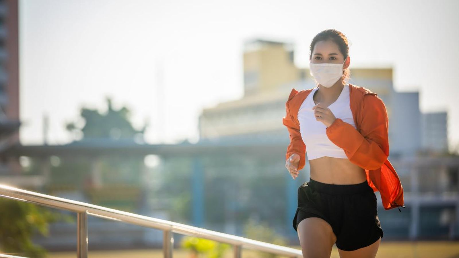 Imatge d'arxiu d'una jove amb roba d'esport i mascareta.