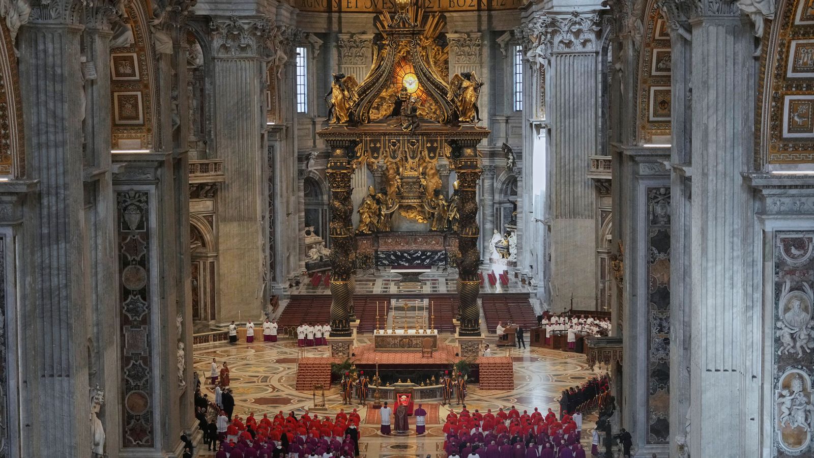El fèretre, este dimecres a la basílica del Vaticà, davant de l'imponent baldaquí de Bernini