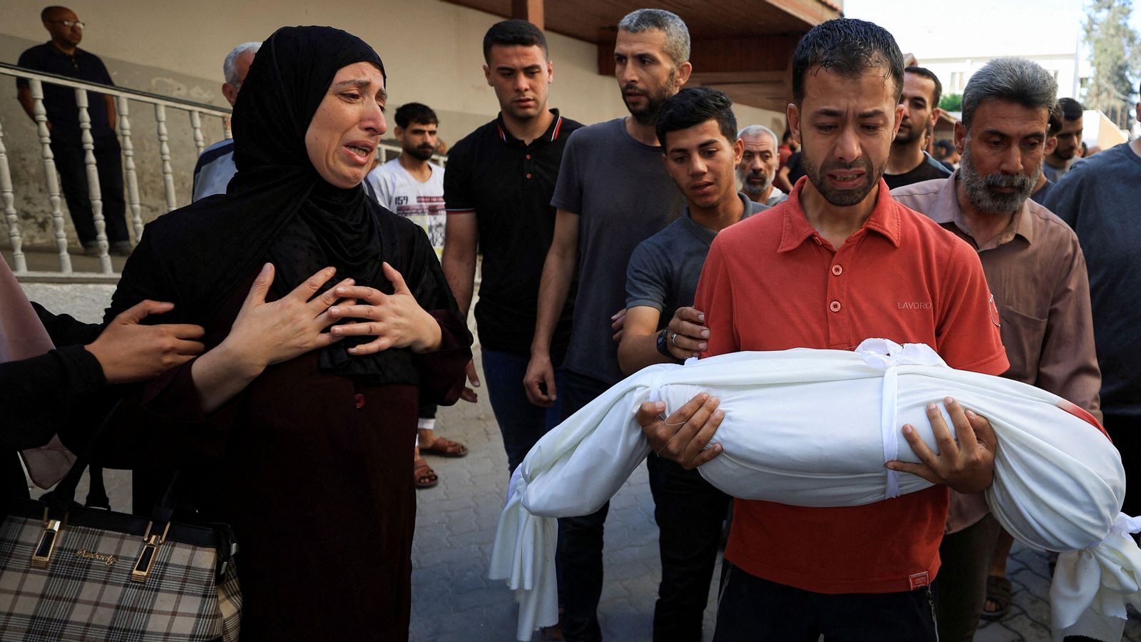 Un home carrega el cadàver del fill, assaassinat en un atac israelià a la capital de Gaza