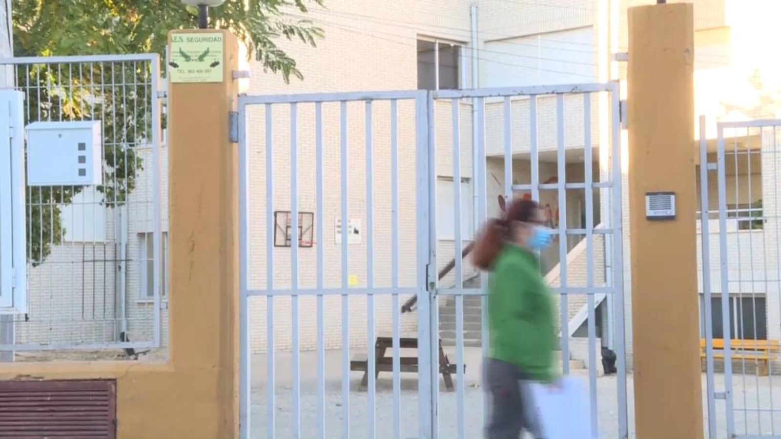 Una dona passa per davant del col·legi d’educació especial Gargasindi de Calp, que es troba traslladat de manera provisional a l’Institut d’Ensenyament Secundari Josep Iborra de Benissa