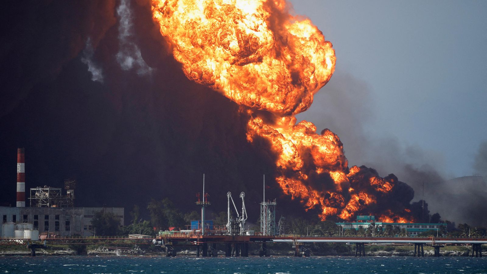 El foc devora un magatzem de combustible a Matanzas, Cuba
