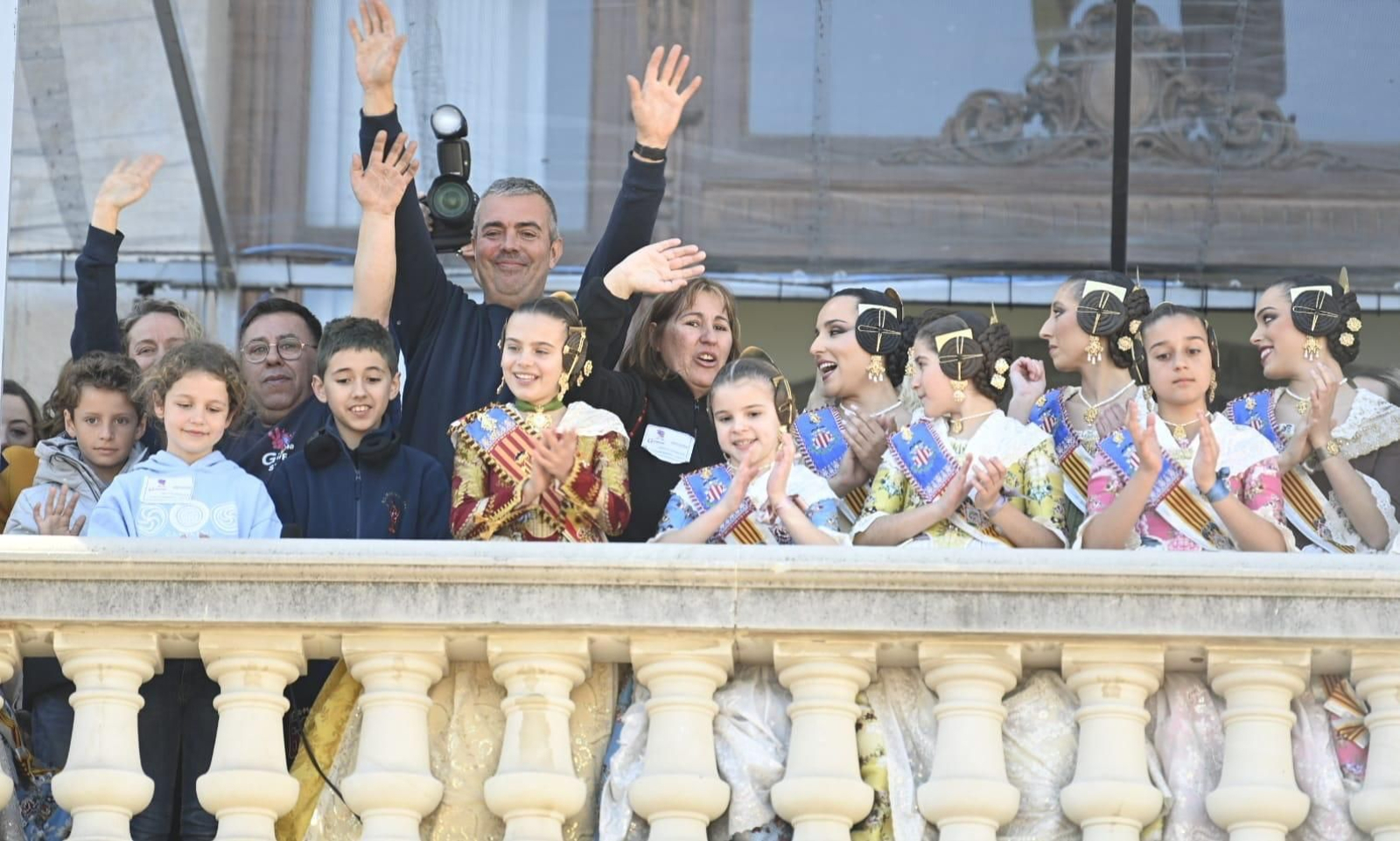 Els pirotècnics de Gironina, al balcó de l'Ajuntament de València després de la tercera mascletà de Falles