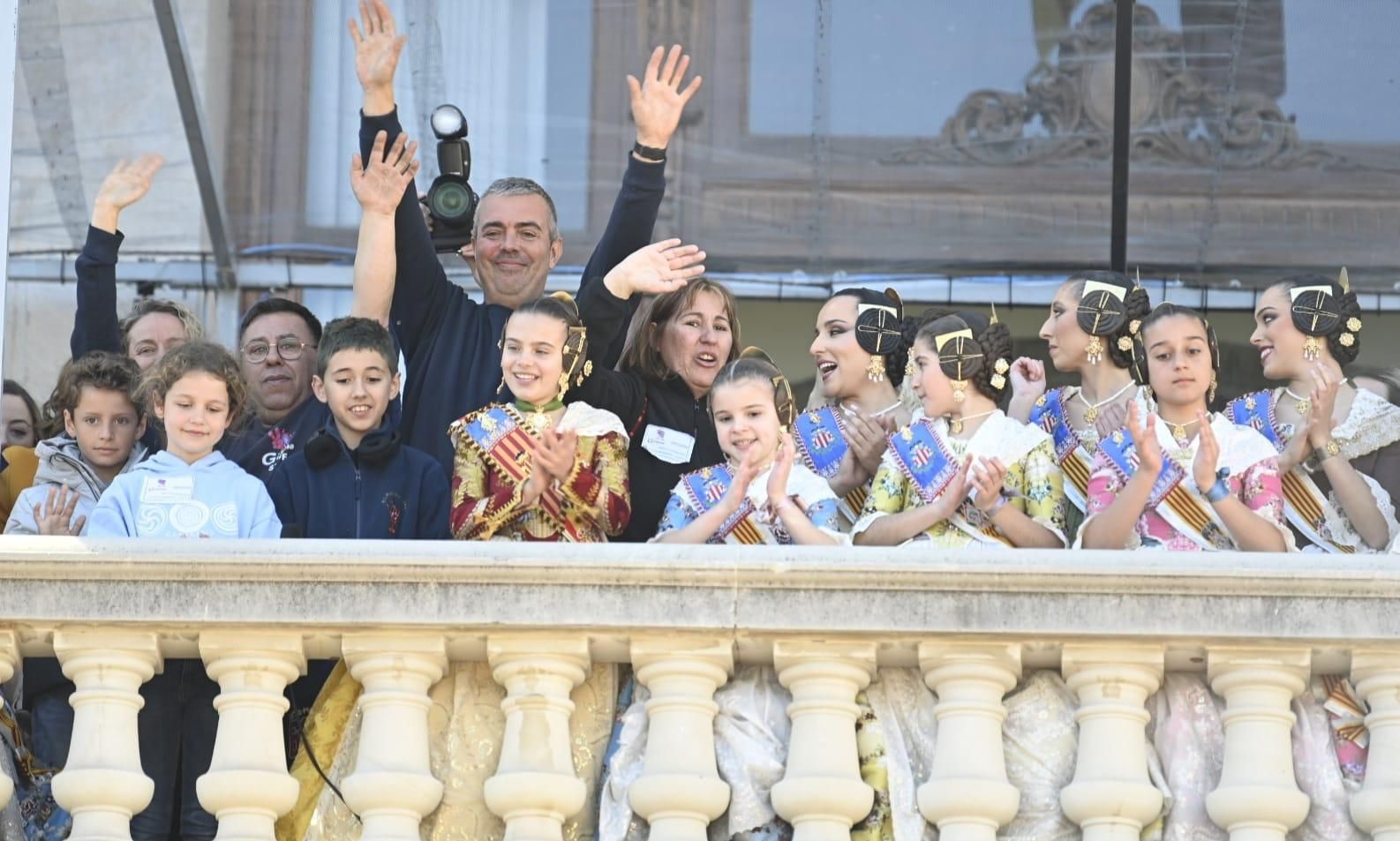 Els pirotècnics de Gironina, al balcó de l'Ajuntament de València després de la tercera mascletà de Falles Els pirotècnics de Gironina, al balcó de l'Ajuntament de València després de la tercera mascletà de Falles