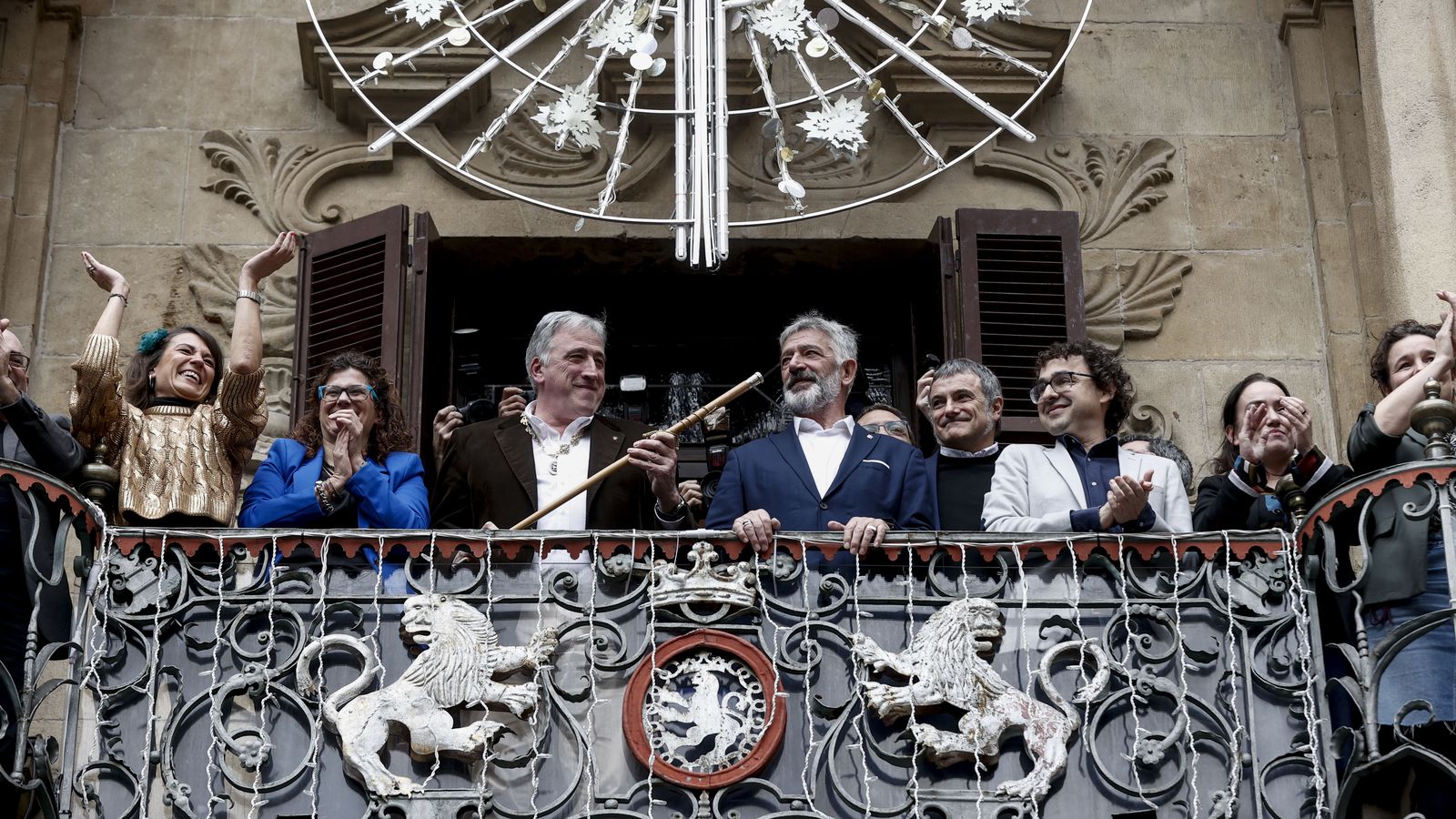 Joseba Asiron (EH Bildu), nou alcalde de Pamplona, celebra al balcó de l'Ajuntament de Pamplona