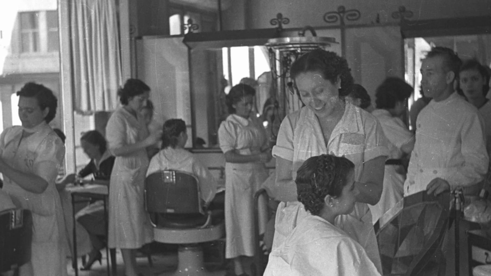 Imatge d'arxiu d'una perruqueria als anys 70 / Biblioteca valenciana Nicolau Primitiu. Fons Finezas