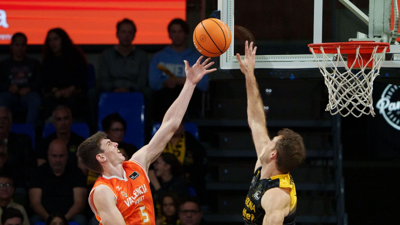 De Larrea intenta una cistella davant d'un rival