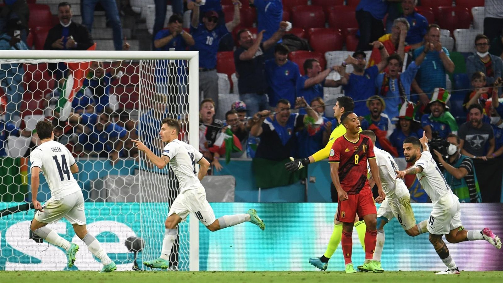 Els jugadors italians celebren el primer gol contra Bèlgica