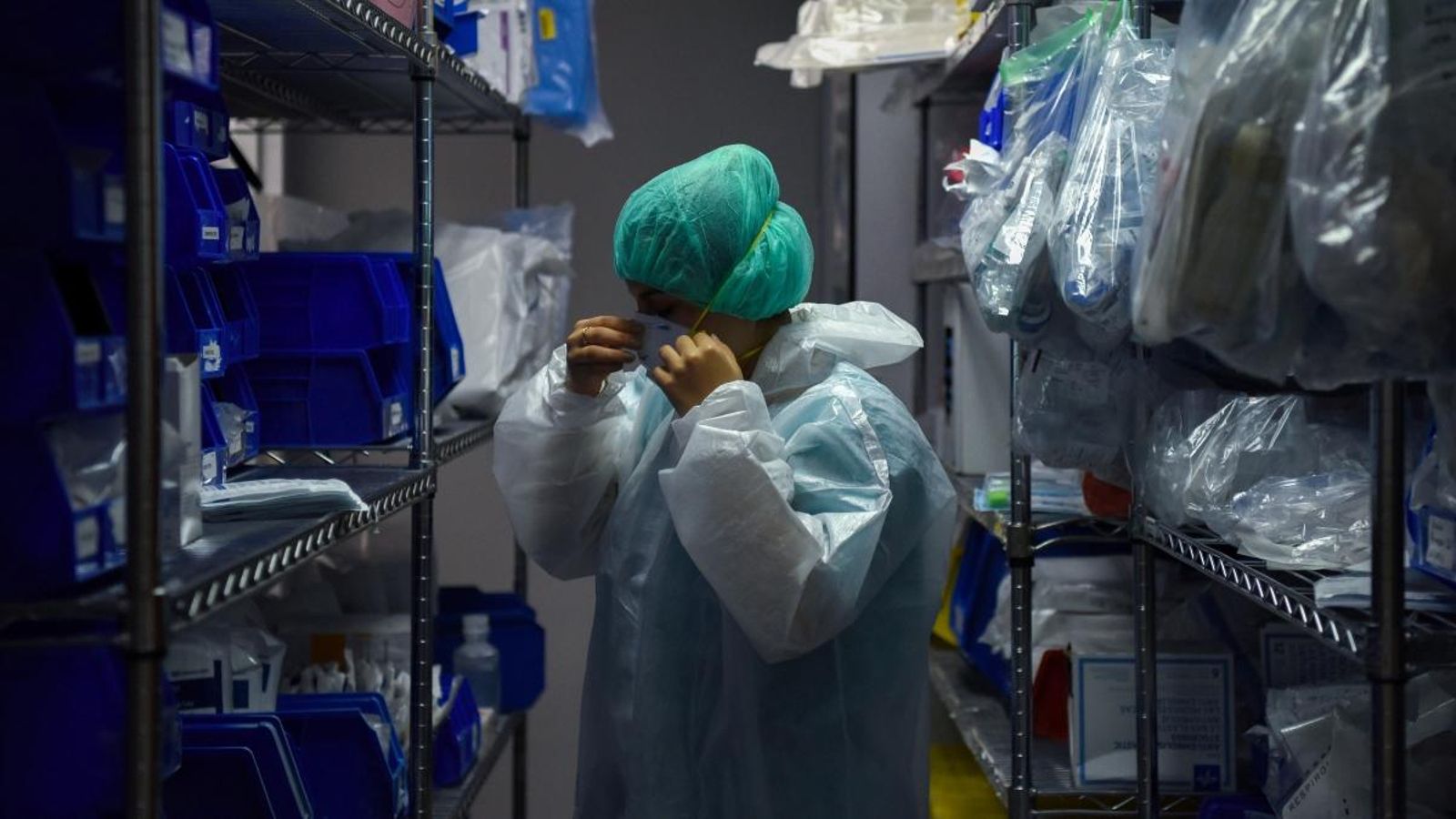 Una treballadora mèdica es posa l’equip de protecció en la unitat de cures intensives del Memorial Medical Center a Houston, Texas, el passat 29 de juny