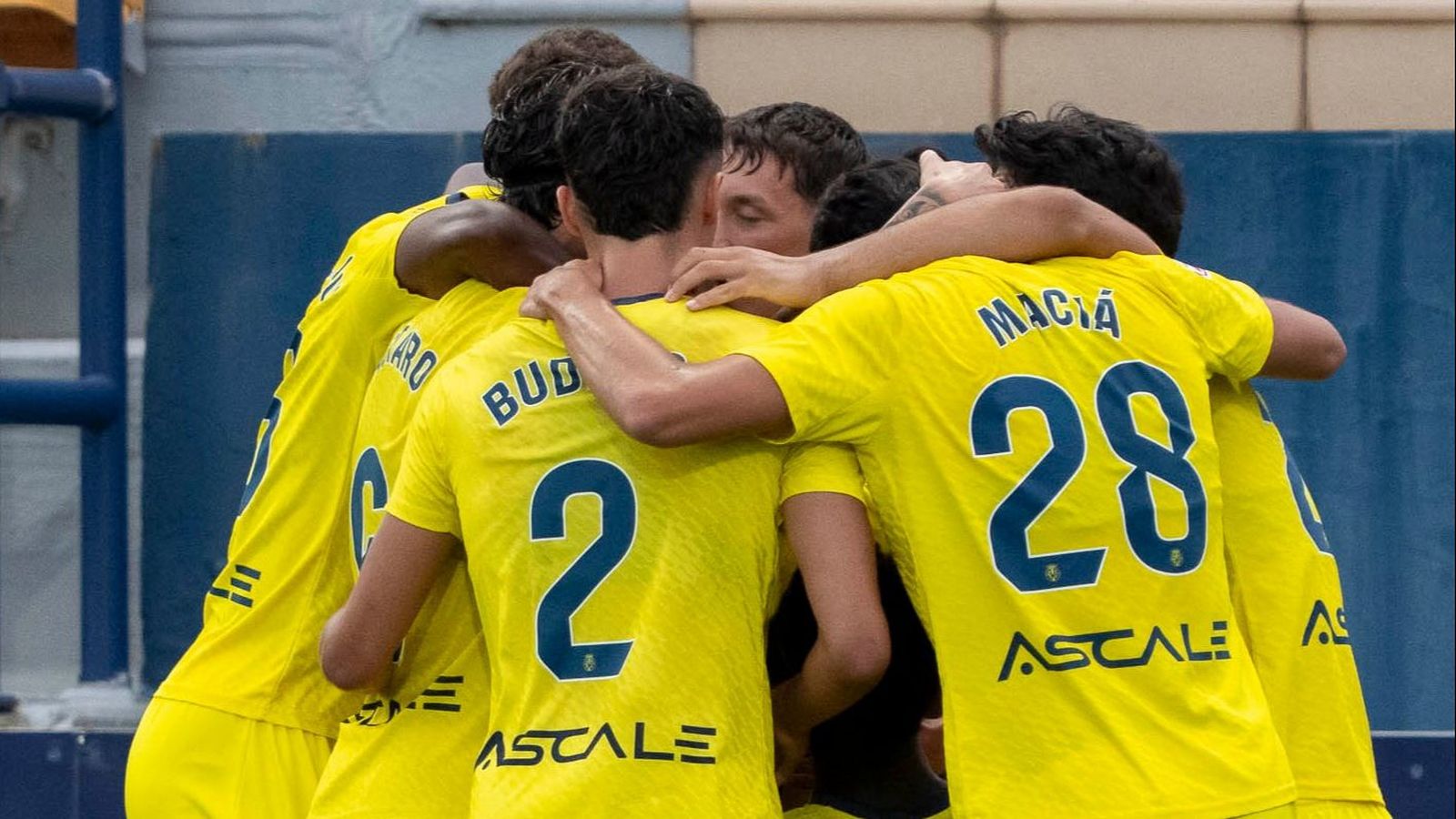 Els jugadors del Villarreal B celebren un gol
