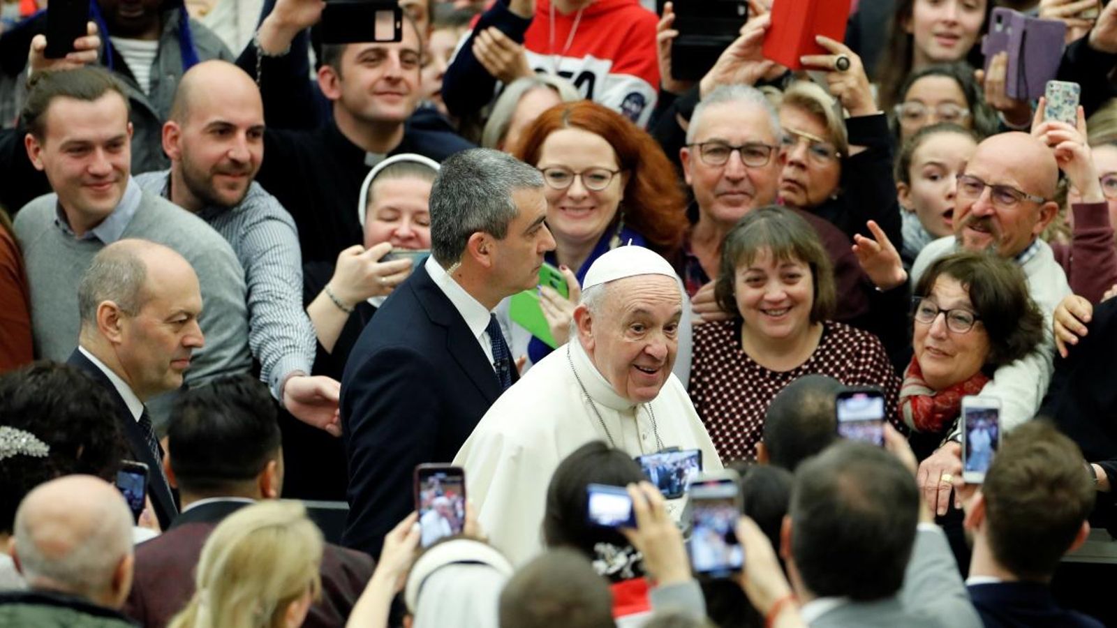 El papa Francesc saluda la gent aquest dimecres al Vaticà