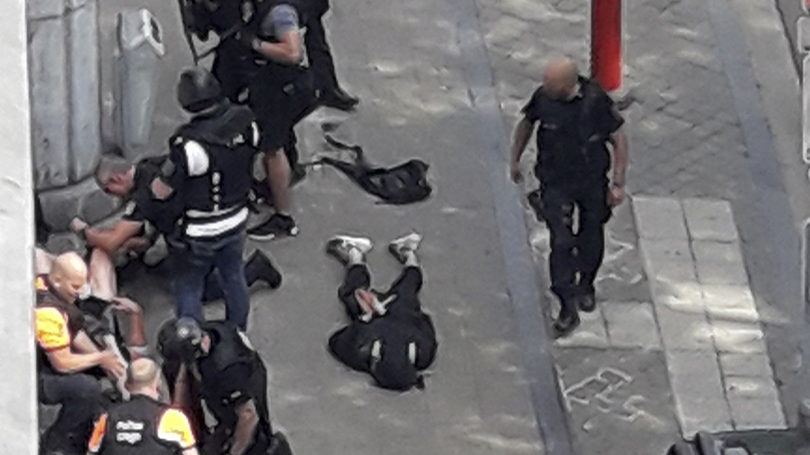 L'home que ha mort 3 persones a Lieja (Bèlgica), moments després de matar-lo a trets la policia belga