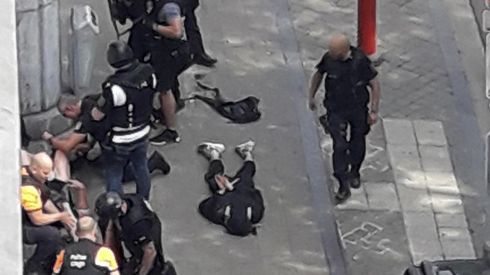 L'home que ha mort 3 persones a Lieja (Bèlgica), moments després de matar-lo a trets la policia belga L'home que ha mort 3 persones a Lieja (Bèlgica), moments després de matar-lo a trets la policia belga