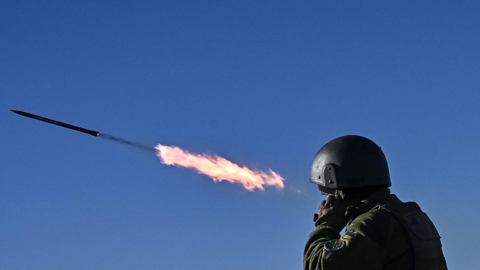 Un militar ucraïnés dispara un sistema de llançament múltiple de coets Partyzan cap a les tropes russes a la regió de Zaporíjia, Ucraïna