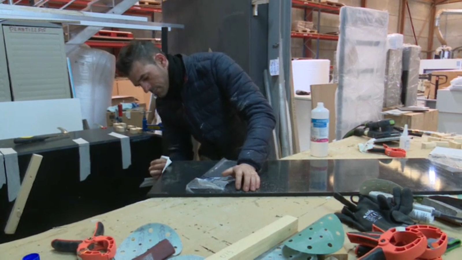 Un treballador del sector del taulell, en una imatge d'arxiu