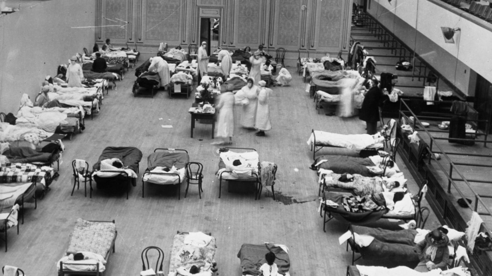 Infermeres voluntàries de la Creu Roja nord-americana atenent els malalts de grip en la pandèmia de 1918 a l’Auditori Municipal de Oakland, Califòrnia