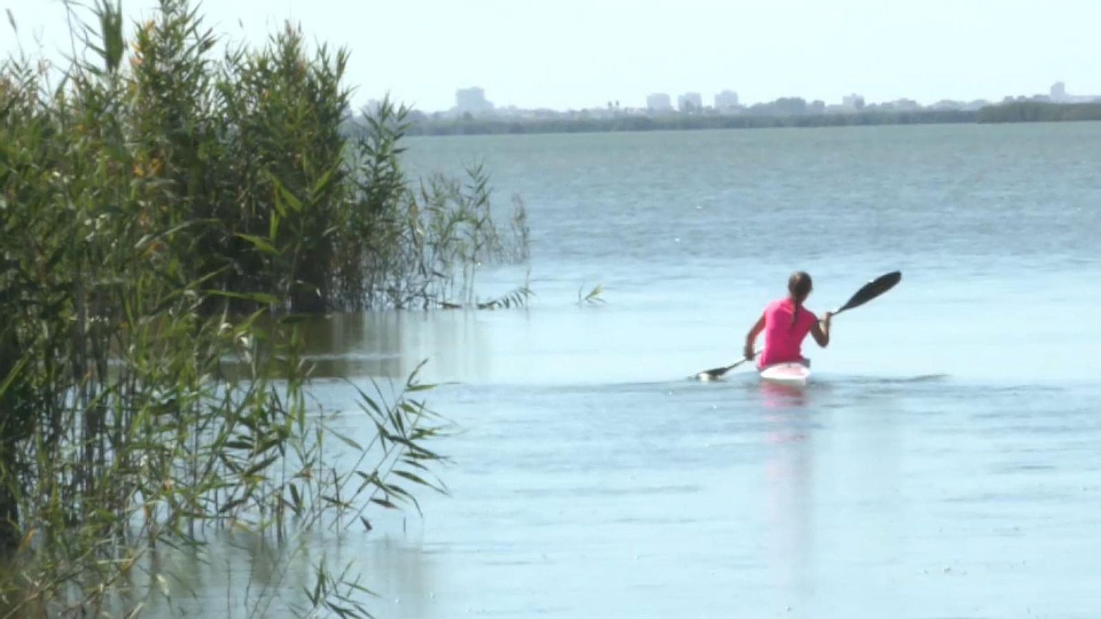 Una piragüista nabega per l'Albufera