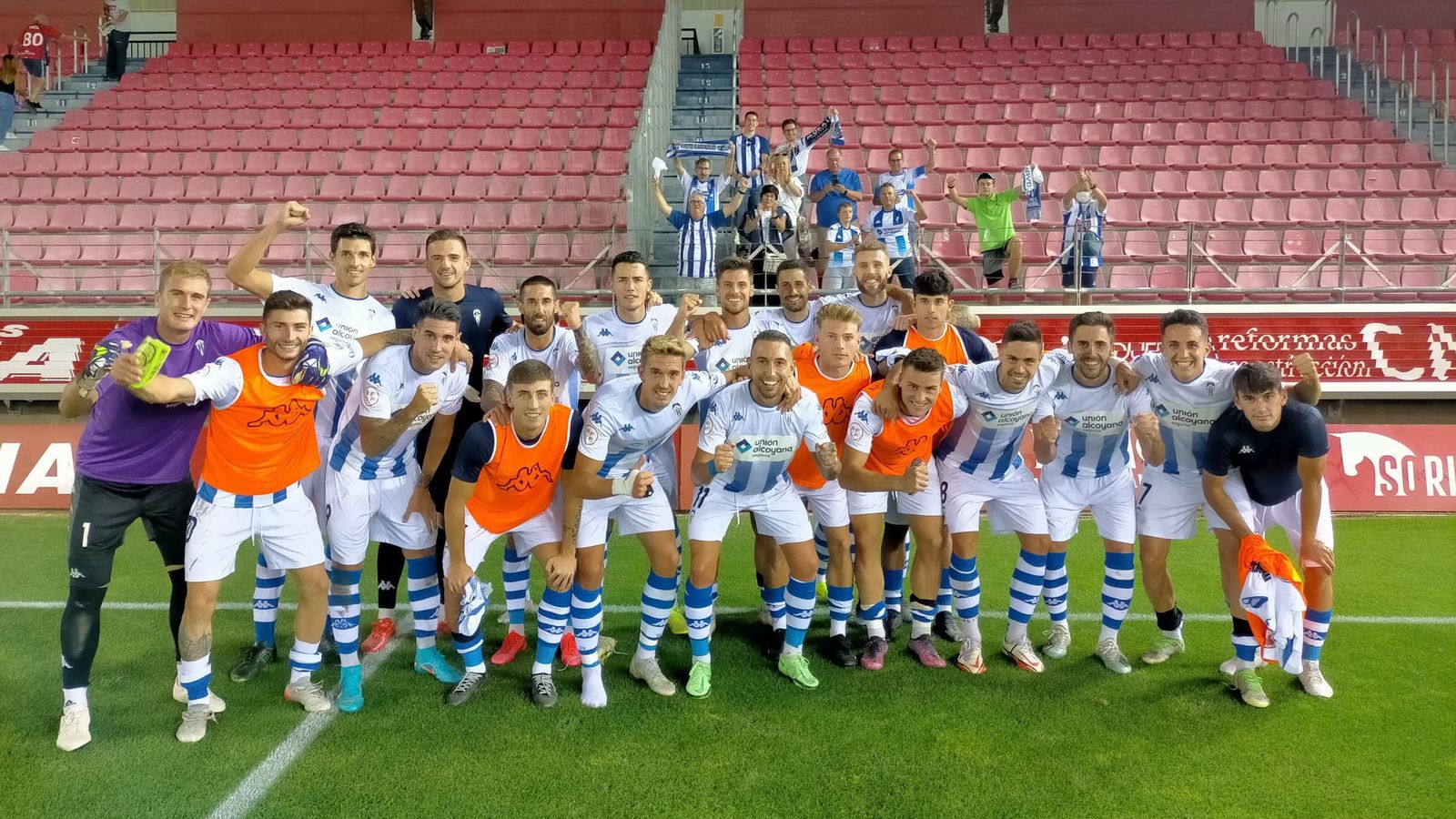 Els jugadors de l'Alcoià celebren el triomf amb l'afició desplaçada a