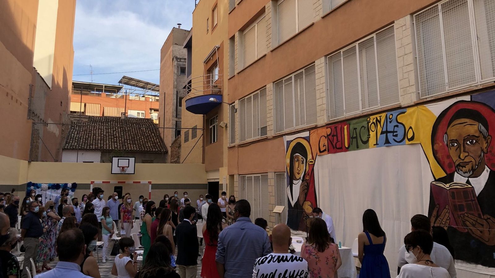 Imatge d'arxiu d'una celebració al pati de l'escola de Benidorm que ha sigut desallotjada aquest dijous