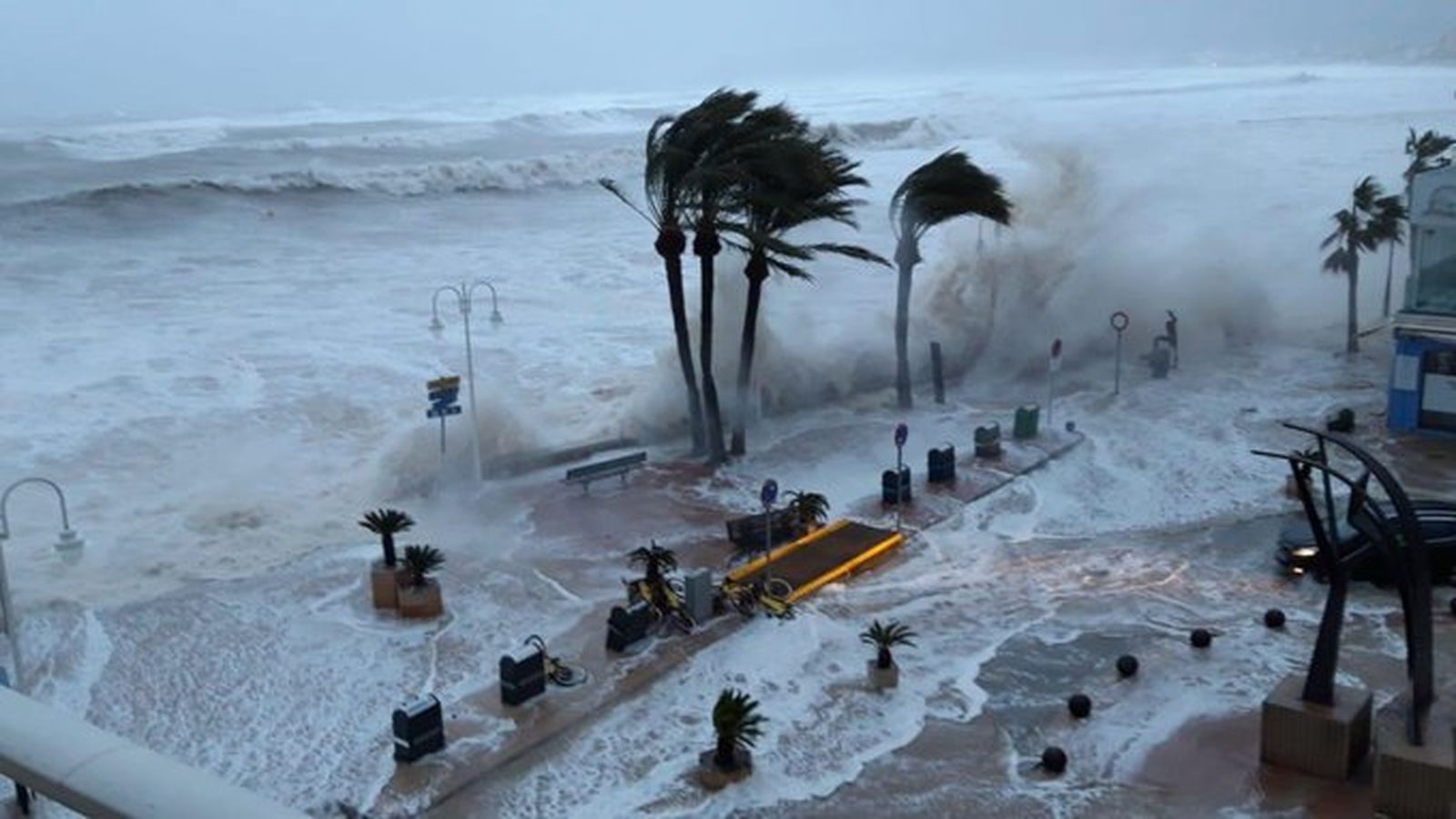 El temporal impactant sobre la platja de Xàbia.