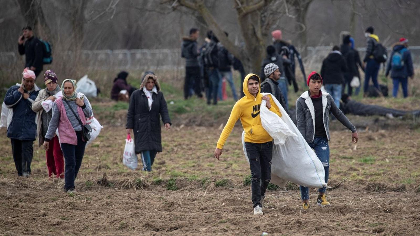 Un grup de persones es dirigeix al pas fronterer de Pazarkule, a Edirne, aquest dimecres