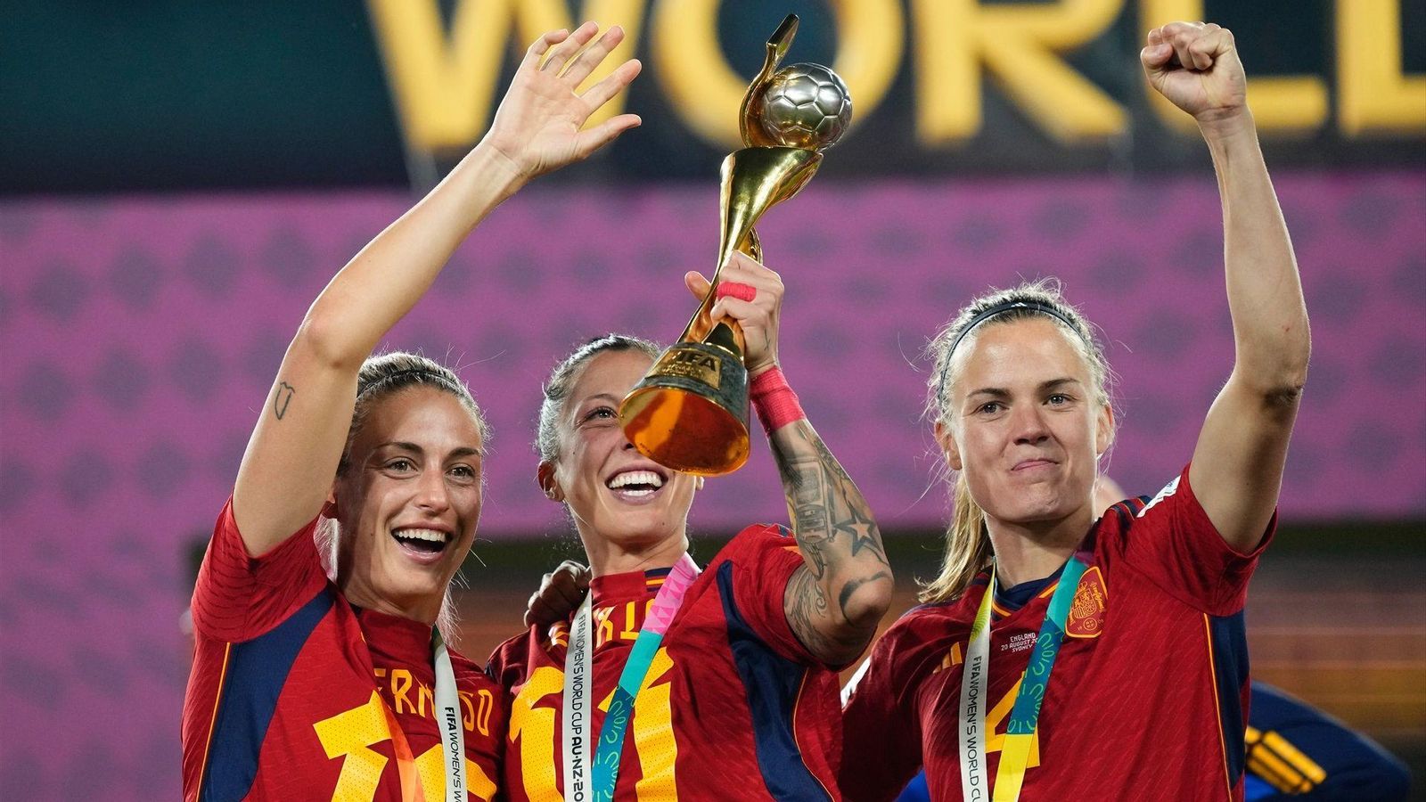 Alexia Putellas, Jenni Hermoso i Irene Paredes, amb la copa de campiones del món