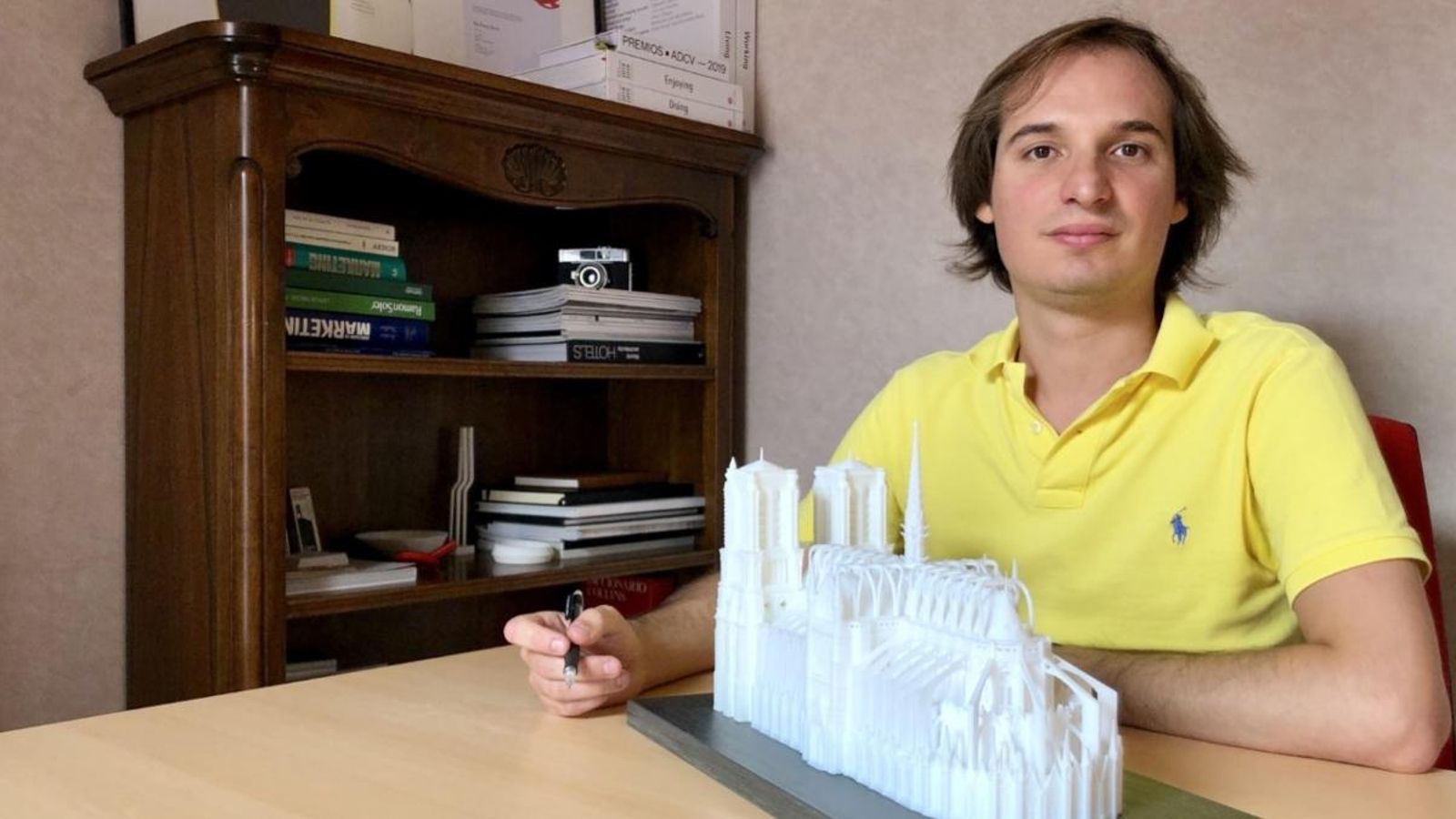 Fran Canós, amb la maqueta del projecte