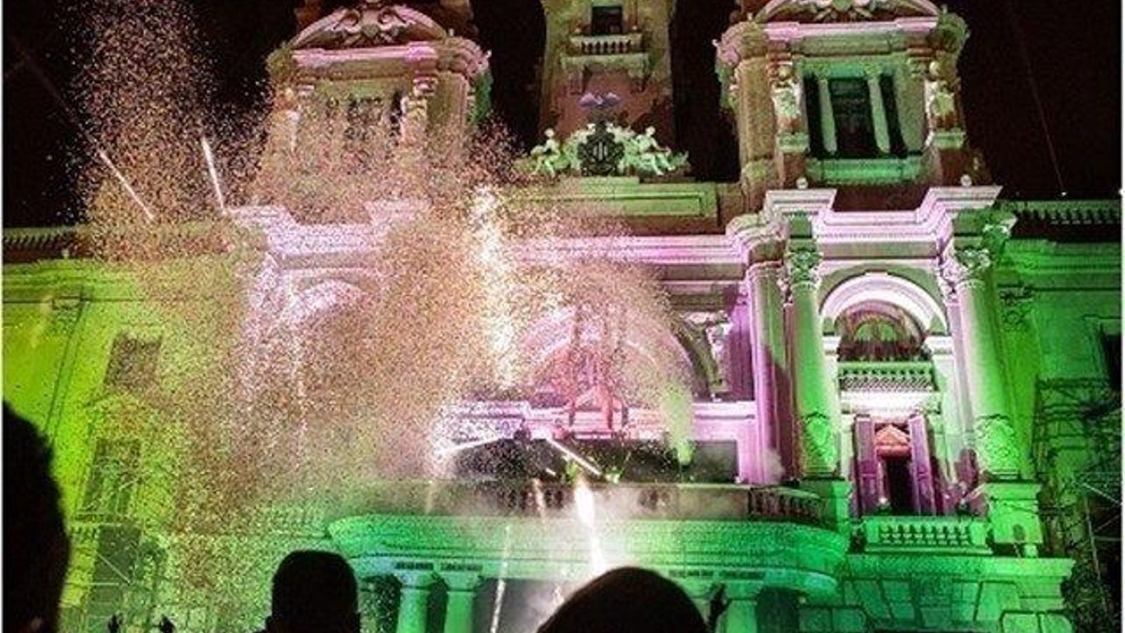 La nit de Cap d'Any no se celebrarà a la plaça de l'Ajuntament de València tampoc enguany La Nit de cap d'any no es celebrarà a la plaça de l'Ajuntament de València tampoc enguany