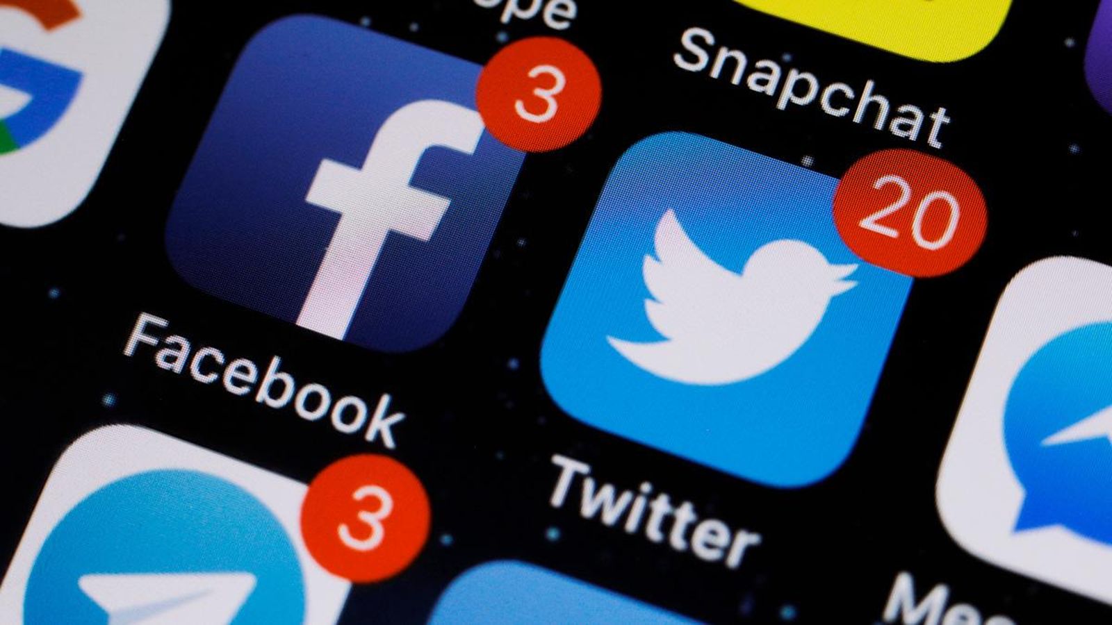 Telèfon gratuït d'Orienta, oficina integral LGTBI de la Generalitat: 900 10 10 15