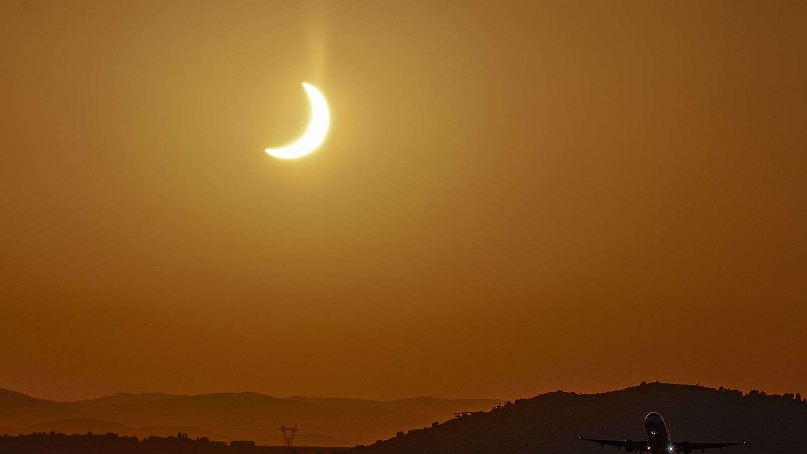 Un avió s'enlaira a l'aeroport de València durant l'eclipsi
