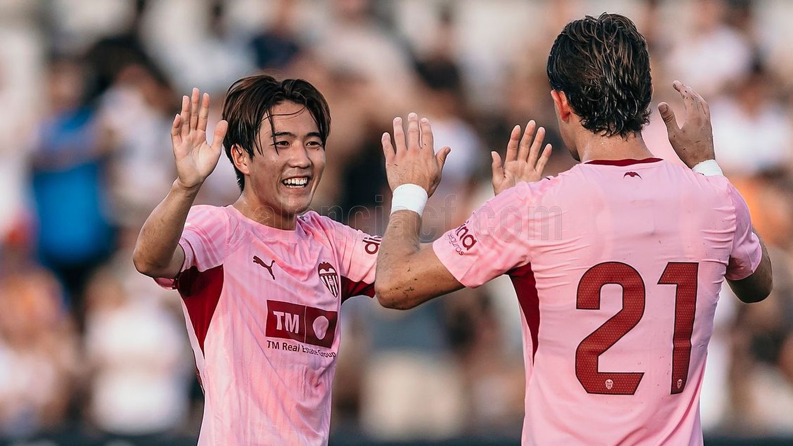 Sato i Jesús Vázquez celebren un dels gols
